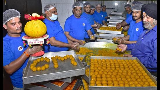 This time, a special “5kg Jeet Ka Laddoo” is prepared for the winning candidates. (Gurpreet Singh/HT)