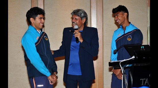 Indian cricket legend Kapil Dev sharing a light moment with Under-19 World Cup stars Rajangad Bawa (left) and Harnoor Pannu (right) in Chandigarh on Tuesday. (Ravi Kumar/HT)