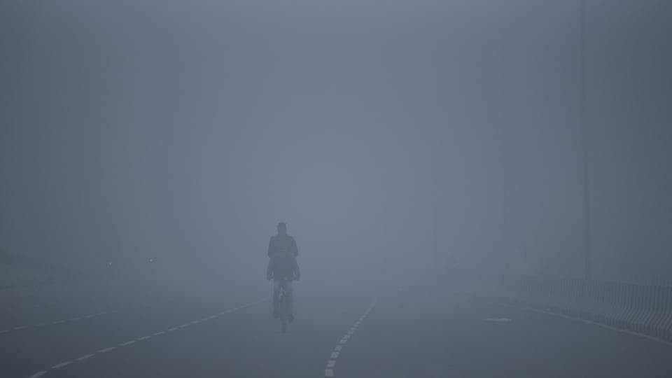 A cyclist out on the road amid foggy weather conditions, at Mayur Vihar, on January 13, 2022. (Amal KS/) A cyclist out on the road amid foggy weather conditions, at Mayur Vihar, on January 13, 2022. (Amal KS/)