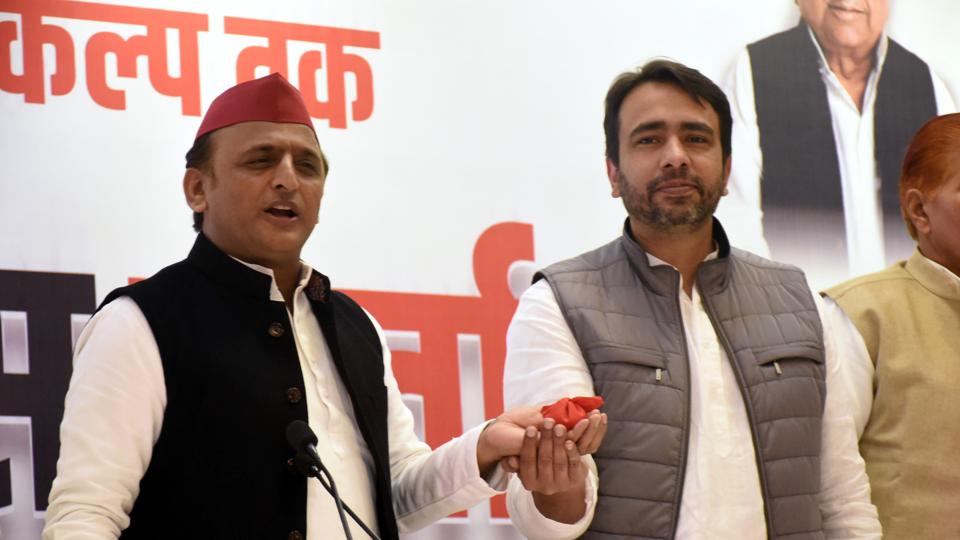 Samajwadi Party (SP) chief Akhilesh Yadav and Rashtriya Lok Dal (RLD) chief Jayant Chaudhary. The parties contested the just concluded Uttar Pradesh assembly elections 2022 together. (Sakib Ali/HT File)