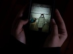 A Ukrainian immigrant in California shows a photo of her aunt hunkering down in a basement in Kyiv, Ukraine, amid Russia's invasion(Jae C. Hong/AP/picture alliance)
