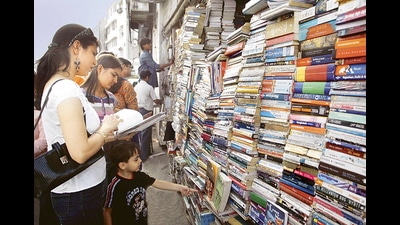 Readers browsing at a second hand book store in New Delhi. (Dijeshwar Singh/HT Photo) Readers browsing at a second hand book store in New Delhi. (Dijeshwar Singh/HT Photo)