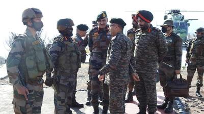 Northern Army commander Lt Gen Upendra Dwivedi interacting with soldiers on Wednesday. (HT Photo) Northern Army commander Lt Gen Upendra Dwivedi interacting with soldiers on Wednesday. (HT Photo)