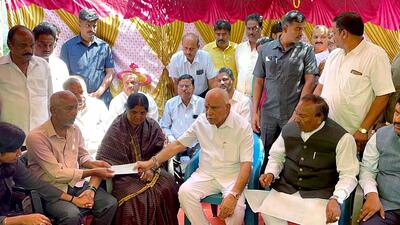 Former Karnataka chief minister BS Yediyurappa hands over government compensation of ₹25 lakh to slain Bajrang Dal activist Harsha's family, on Sunday. (ANI) Former Karnataka chief minister BS Yediyurappa hands over government compensation of ₹25 lakh to slain Bajrang Dal activist Harsha's family, on Sunday. (ANI)