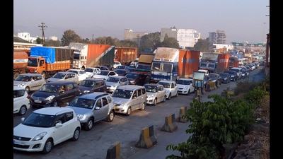 Vehicles bearing MH12 and MH14 registration numbers will have to pay tax at Khed-Shivapur toll plaza. An all-party protest in February 2020 had resulted in exemption of toll tax for MH12 and MH14 vehicles from Pune and Pimpri-Chinchwad. (HT FILE PHOTO)