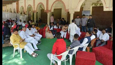 Samajwadi Party workers at Govindpuram Anaj Mandi on the eve of election results, in Ghaziabad on Wednesday. (Sakib Ali /HT)