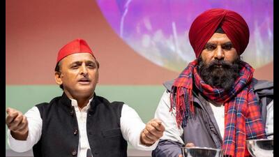 With grains in his hands (wheat and rice from Lakhimpur Kheri), Akhilesh Yadav had taken ‘ann sankalp’ (pledge) to “defeat and remove those who unleashed atrocities on farmers.” (File Photo) With grains in his hands (wheat and rice from Lakhimpur Kheri), Akhilesh Yadav had taken ‘ann sankalp’ (pledge) to “defeat and remove those who unleashed atrocities on farmers.” (File Photo)