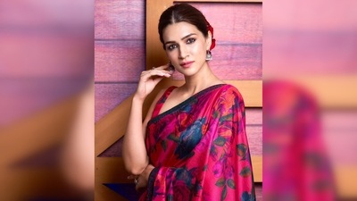This gorgeous saree has been designed by Astha Narang. She paired her look with oxidised jewellery. (Instagram/@kritisanon) This gorgeous saree has been designed by Astha Narang. She paired her look with oxidised jewellery. (Instagram/@kritisanon)