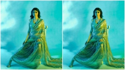 Mouni played muse to the fashion designer Pooja Bagaria and picked a green sequined saree. (Instagram/@imouniroy)