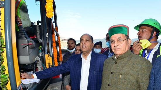 Himachal chief minister Jai Ram Thakur laying foundation stone of a double-lane tunnel in Dhalli, Shimla, on Wednesday. (HT Photo)