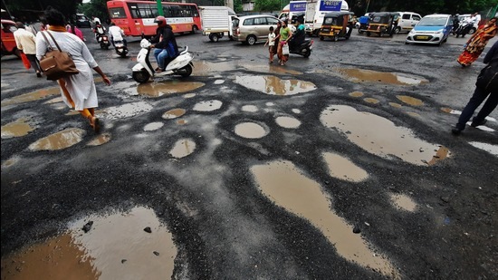 Potholes on Ghodbunder Road in Thane during last monsoon. Thane Municipal Corporation will use ₹214Cr funds from State Government to repair 128 major roads in Thane city before the monsoon. (HT PHOTO)
