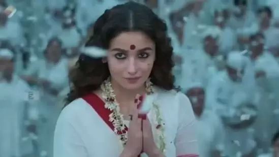 Alia Bhatt in a still from Gangubai Kathiawadi.