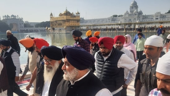 SAD president Sukhbir Singh Badal with party candidate from Amritsar North coast constituency Anil Joshi addresses at the Golden Temple in Amritsar.&nbsp;(Sameer Sehgal/HT Photo)