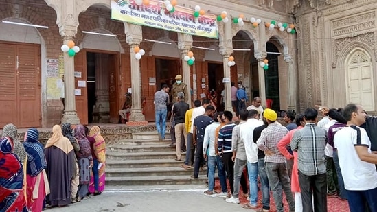 Voters waiting in queues to cast their votes for the seventh and final phase of the Uttar Pradesh assembly elections, Mirzapur, March 7, 2022 (ANI)