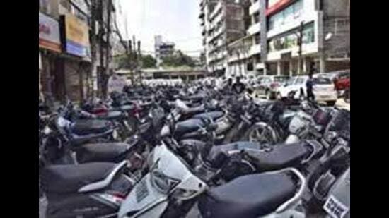 The ₹3 lakh security submitted by her was also forfeited. The parking contractor is in the dock for breaching the terms of his contract, overcharging, not mentioning rates on tickets and not installing token machines. (Representative Image/HT File)