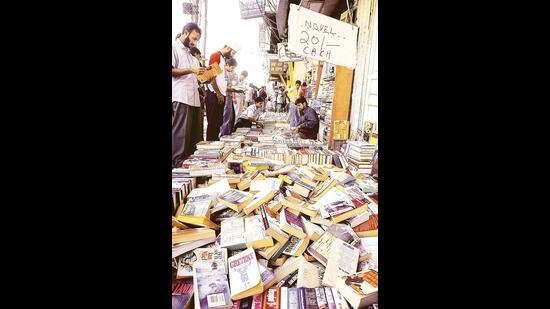At the Daryaganj Book Bazar in June 2009. (HT Photo)