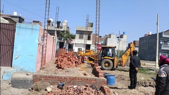 To bring down noise pollution in the city, especially during the night, builders and construction workers will not be allowed to carry out construction work between 10pm to 6am (HT Photo)