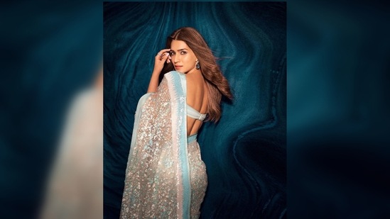 Kriti Sanon teamed her contemporary Manish Malhotra saree with a strapless backless blouse.(Instagram/@sukritigrover)