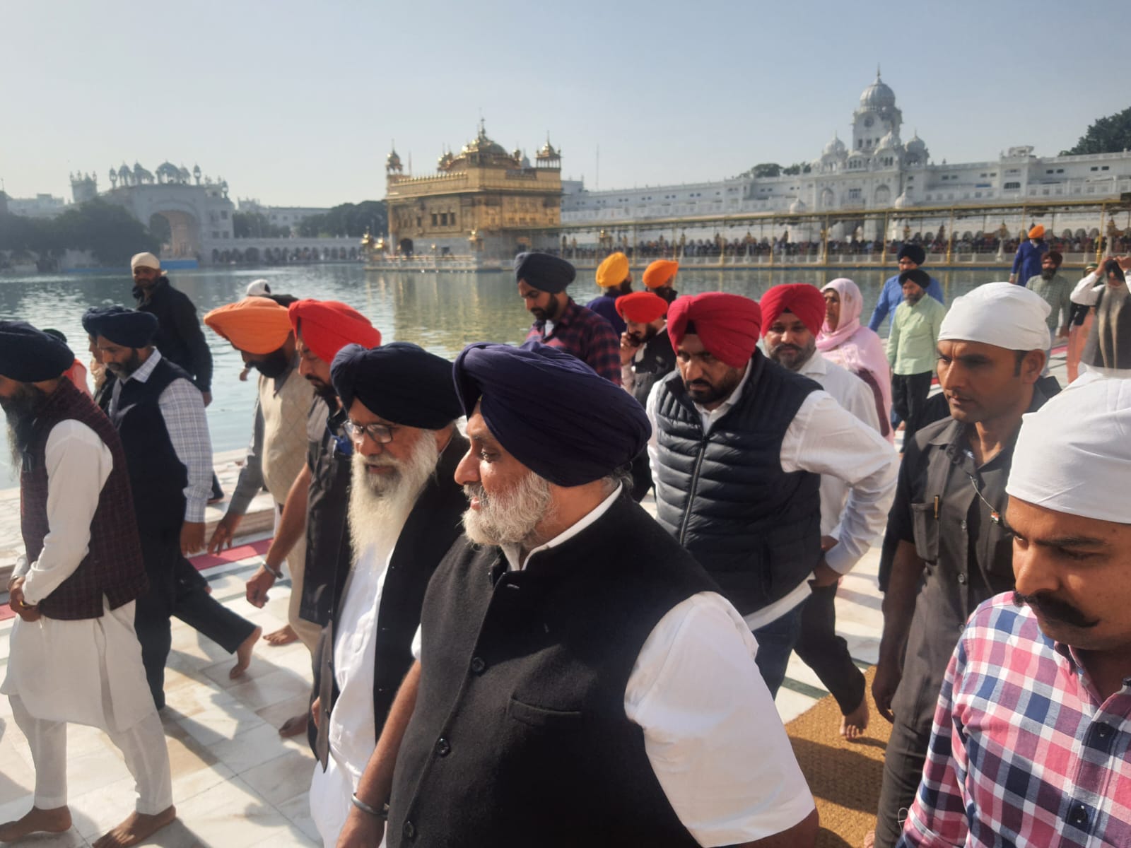 SAD president Sukhbir Singh Badal with party candidate from Amritsar North coast constituency Anil Joshi addresses at the Golden Temple in Amritsar.&nbsp; (Sameer Sehgal/HT Photo)