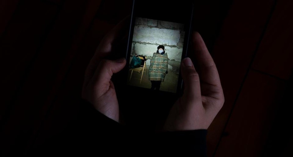 A Ukrainian immigrant in California shows a photo of her aunt hunkering down in a basement in Kyiv, Ukraine, amid Russia's invasion (Jae C. Hong/AP/picture alliance) A Ukrainian immigrant in California shows a photo of her aunt hunkering down in a basement in Kyiv, Ukraine, amid Russia's invasion (Jae C. Hong/AP/picture alliance)