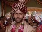Kartik Aaryan has responded to fans who proposed marriage to him.