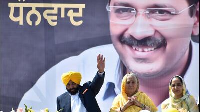 AAP's chief ministerial candidate Bhagwant Mann with his mother Harpal Kaur (centre) during the celebration of the party's victory in Punjab assembly elections, in Sangrur on Thursday. (ANI) AAP's chief ministerial candidate Bhagwant Mann with his mother Harpal Kaur (centre) during the celebration of the party's victory in Punjab assembly elections, in Sangrur on Thursday. (ANI)