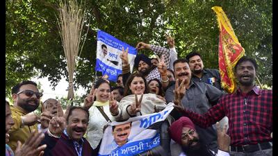AAP supporters celebrating in Amritsar on Thursday. (Sameer Sehgal/HT)
