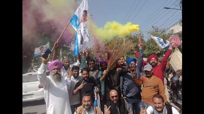 AAP workers celebrating outside the residence of Kunwar Vijay Pratap Singh in Amritsar on Thursday. (Sameer Sehgal/HT)
