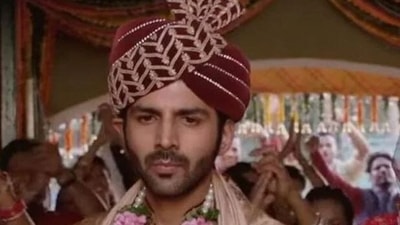 Kartik Aaryan has responded to fans who proposed marriage to him.