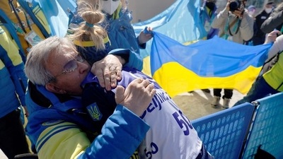 A celebration with Ukrainian Paralympic Committee president Valerii Sushkevych after the flower ceremony at Beijing 2022 Paralympics. (REUTERS)