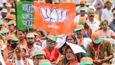 Ved Prakash Gupta of the BJP is leading over his SP rival Tej Narayan alias Pawan Pandey by 656 votes. (PTI)