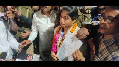Sirathu seat winner Pallavi Patel with the winner’s certificate (HT Photo)