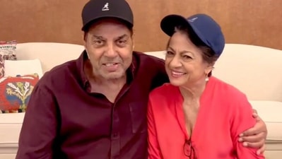 Dharmendra shares a video with Tanuja.