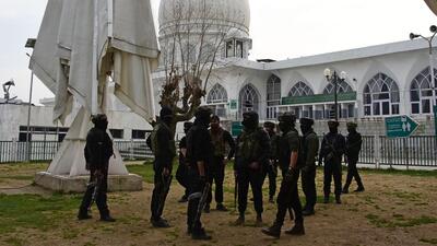 Special operations Group (SOG) police personnel outside the shrine of Hazratbal during an encounter in Srinagar, Jammu and Kashmir, on Thursday. (Waseem Andrabi/HT Photo)