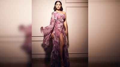 Nushrratt Bharuccha's floss print dress features a slit that goes up to the thighs and a long flowy sleeve. (Instagram/@nushrrattbharuccha) Nushrratt Bharuccha's floss print dress features a slit that goes up to the thighs and a long flowy sleeve. (Instagram/@nushrrattbharuccha)