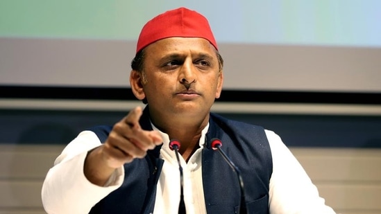 Samajwadi Party (SP) chief Akhilesh Yadav with Om Prakash Rajbhar (unseen) addresses a joint press conference over the EVM security issue at the party office, in Lucknow on Tuesday. (ANI Photo)(HT_PRINT)