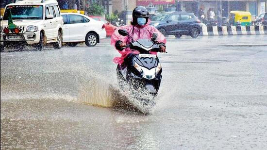 Instead, the government earmarked ₹1,500 crores to develop a mega stormwater drain to cater to heavy rains to prevent floods by developing the Rajakaluve in Bengaluru. (HT Archives)