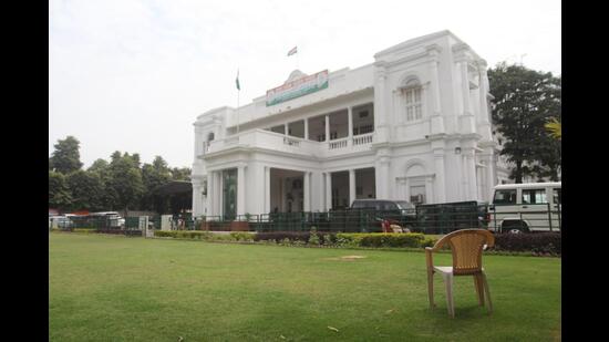 A deserted view of Uttar Pradesh Congress Committee office (UPCC) after the announcement of UP Assembly election results, in Lucknow, on Thursday, (HT Photo)