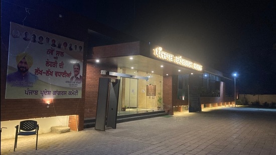 he Congress office in Chandigarh wears a deserted look on Thursday following the party’s debacle in the Punjab assembly elections. (Keshav Singh/HT)