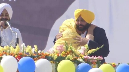 Punjab election results 2022: AAP's Bhagwant Mann shares an emotional moment with his mother. (ANI)&nbsp;((ANI) )