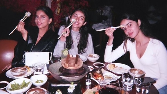 The original uncropped pic where Suhana was with Ananya and Rysa.