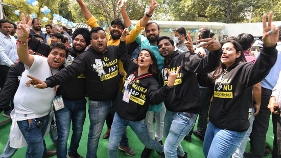 According to trends available at 1 pm, the ruling Congress, SAD-BSP combine and the BJP-PLC-SAD (Sanyukt) alliance appeared to be decimated.(HT Photo/Sanchit Khanna)