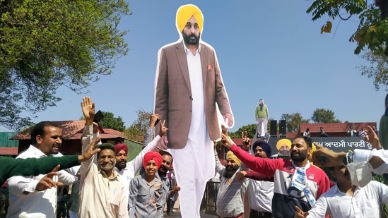 Arvind Kejriwal tweeted a victory image with Bhagwant Mann and wrote in Hindi, “Congratulations to Punjab for this revolution.”(HT Photo/Keshav Singh)