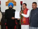 Pushkar Dhami submits his resignation to Uttarakhand governor Lt General (R) Gurmit Singh.(Twitter/ANI) Pushkar Dhami submits his resignation to Uttarakhand governor Lt General (R) Gurmit Singh.(Twitter/ANI)
