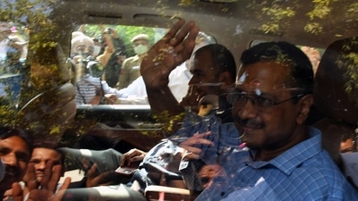 Delhi Chief Minister Arvind Kejriwal waves to the supporters, (HT_PRINT) Delhi Chief Minister Arvind Kejriwal waves to the supporters, (HT_PRINT)