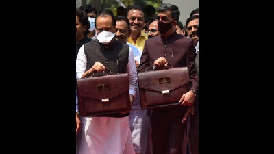 In his budget speech, Pawar announced that the rate of value-added tax charged on natural gas is reduced from 13.5 percent to 3 percent (Anshuman Poyrekar/HT PHOTO) In his budget speech, Pawar announced that the rate of value-added tax charged on natural gas is reduced from 13.5 percent to 3 percent (Anshuman Poyrekar/HT PHOTO)