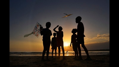 Children flying kite at the Beach (Satyabrata Tripathy/HT Photo) Children flying kite at the Beach (Satyabrata Tripathy/HT Photo)