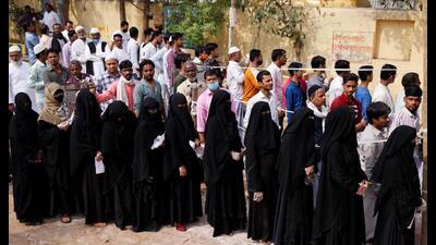 People stand in a queue to cast their vote at a polling station during the last phase of state assembly election in Varanasi in Uttar Pradesh, March 7, (Reuters Photo)