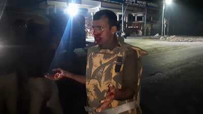 An injured policeman after the violence in Kaushambi on Thursday. (HT file)