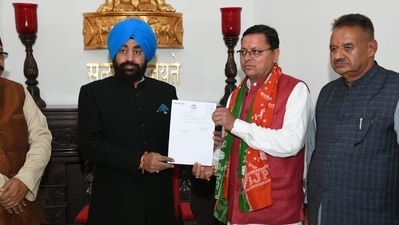 Pushkar Dhami submits his resignation to Uttarakhand governor Lt General (R) Gurmit Singh. (Twitter/ANI)